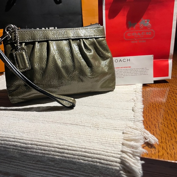 🎉!LIKE NEW🎊 Beautiful, Coach, shiny wristlet! - Picture 4 of 15